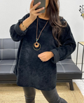 Pull ample noir en velours + collier