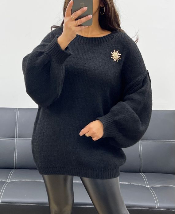 Pull oversize noir + broche soleil