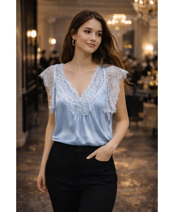 Top en satin a dentelle bleu ciel